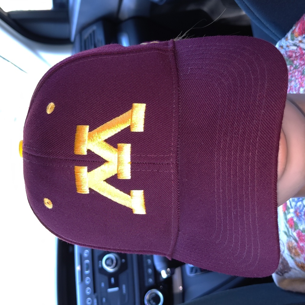 Nike Minnesota Gophers Embroidered Fitted Maroon Yellow Hat Cap 7 1/8